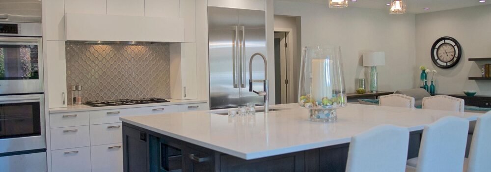 Kitchen with large island interior